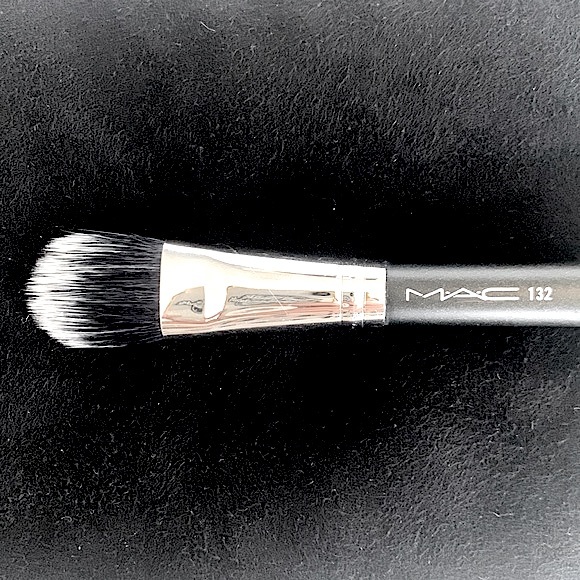 MAC 132 Duo Fibre Foundation Brush - Picture 4 of 4